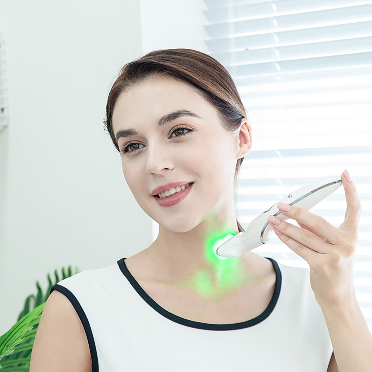 Set Peranti Kecantikan RF Leher & Mata SQ42 dengan Cahaya LED Imej kedua